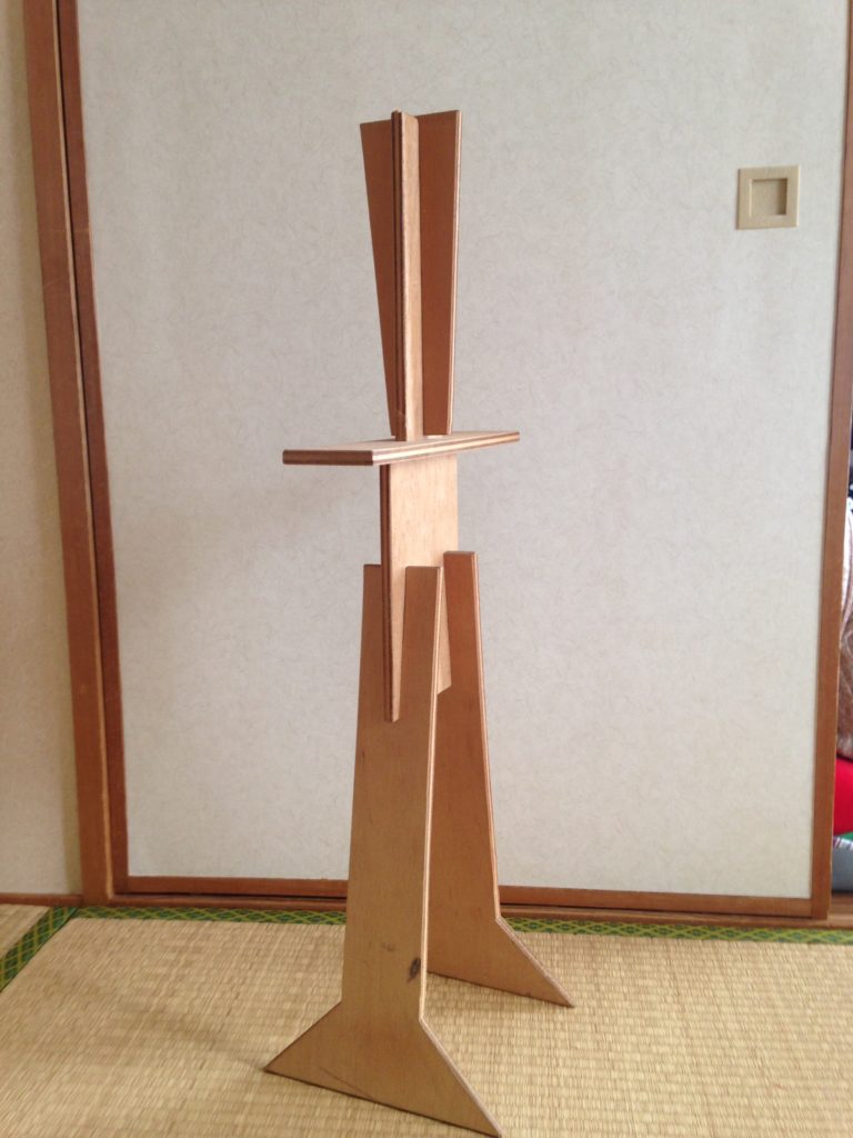 鎧立て。桧木香るしっかりタイプと鎧櫃に収まるお手軽組立タイプ。
